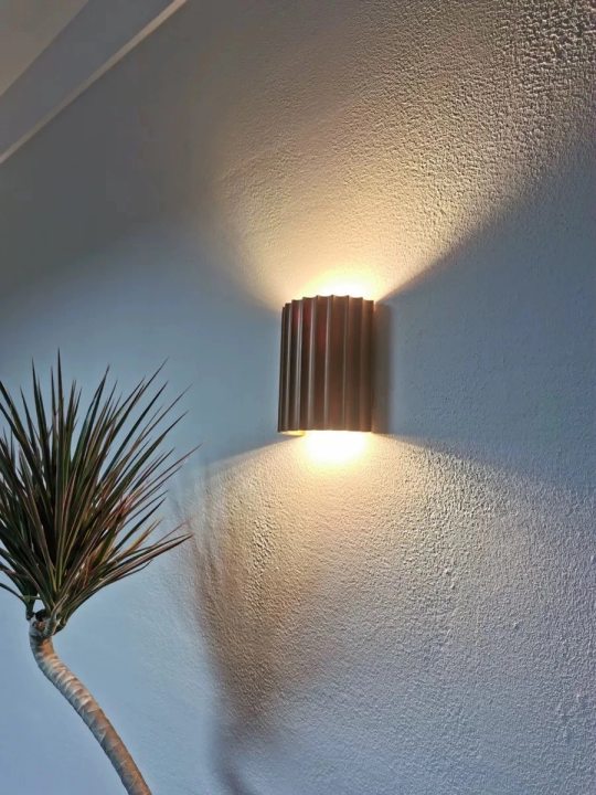 Foto de cliente del aplique en un muro cálido