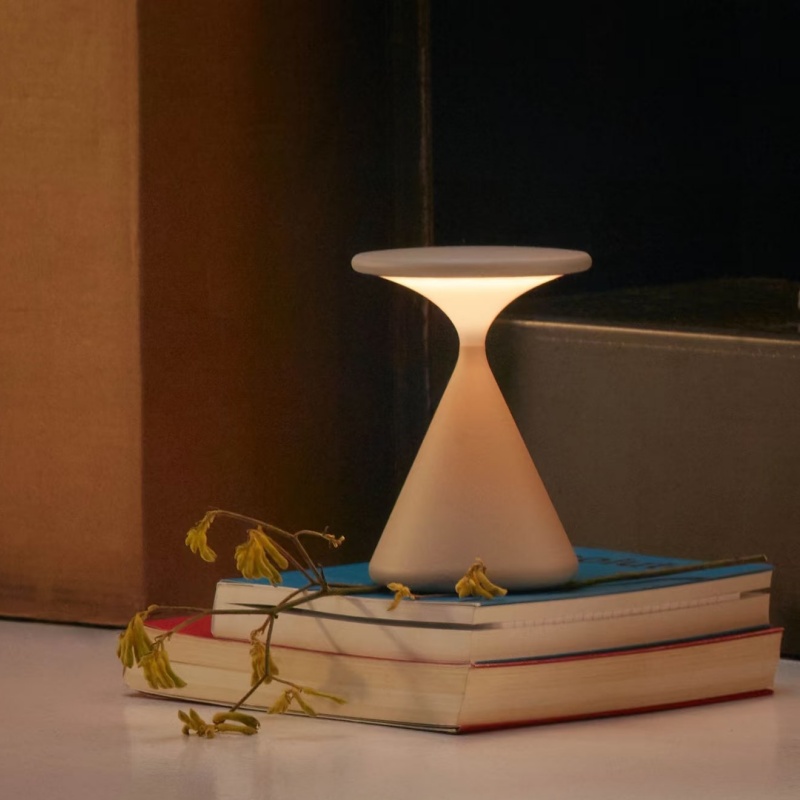 Lampe Salt Pepper sur des livres