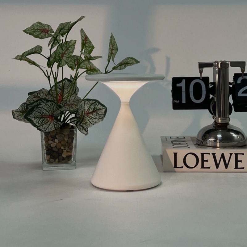 Lampe Salt Pepper avec plante décorative