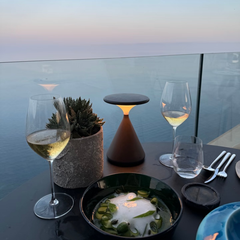 Lampe Salt Pepper sur une table avec verres