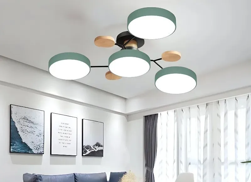Groene lamp met 4 koppen, brandend boven een bank in de woonkamer