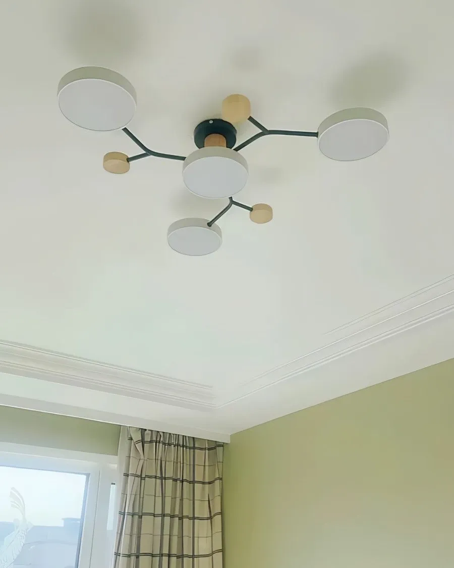 Koperfoto: lamp brandt in een kamer met een gordijn