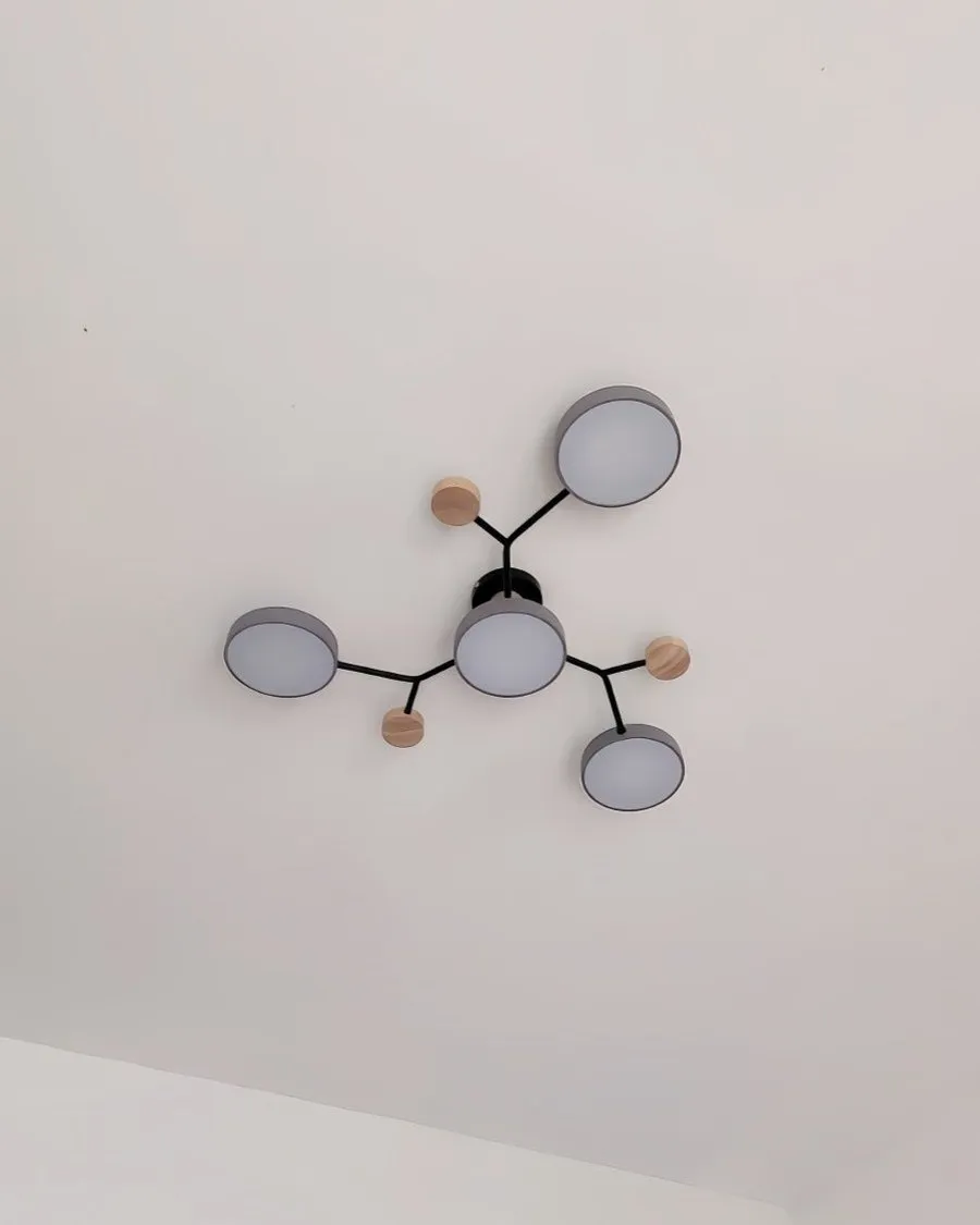 Koperfoto: grijze lamp in een lichte kamer