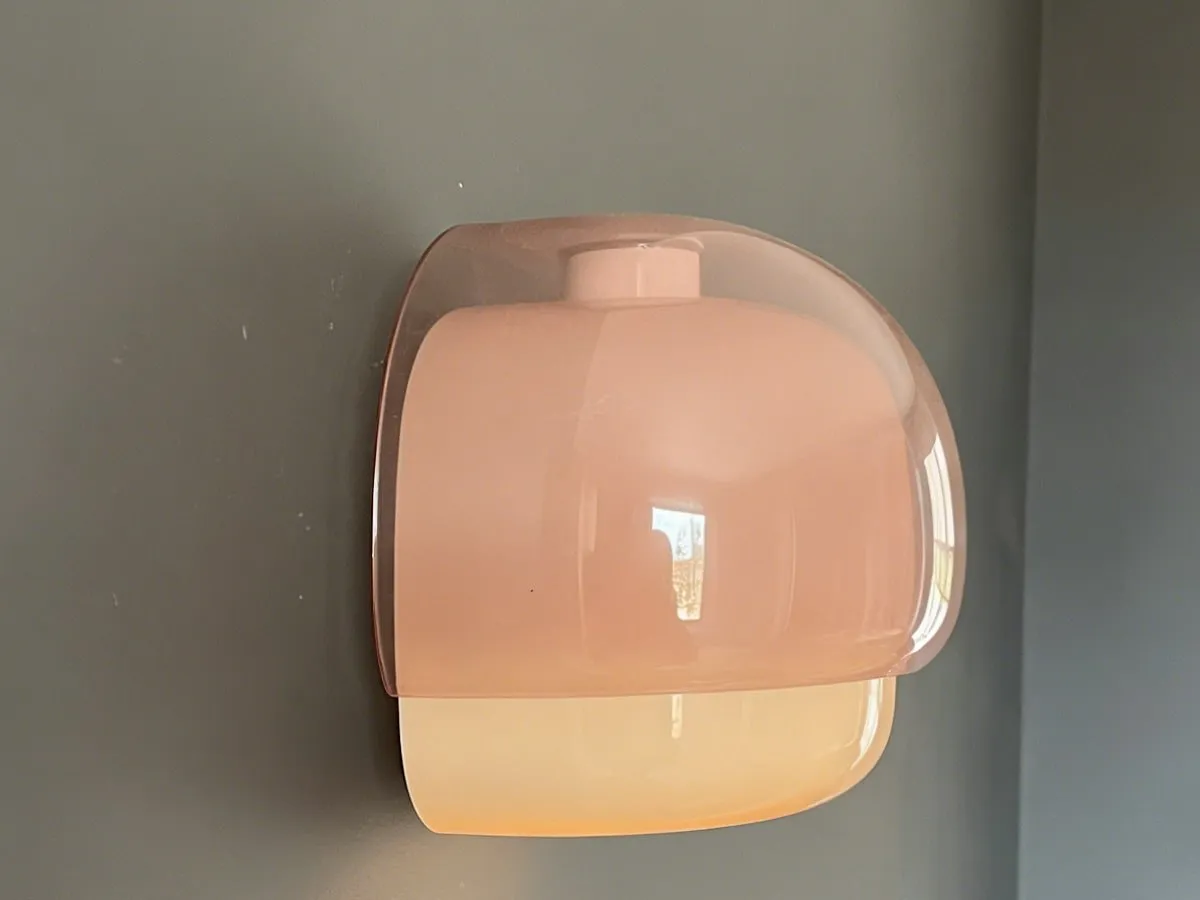 Nude Clinco lamp fully visible on a gray wall, photographed by LECRIVAIN CARMEN
