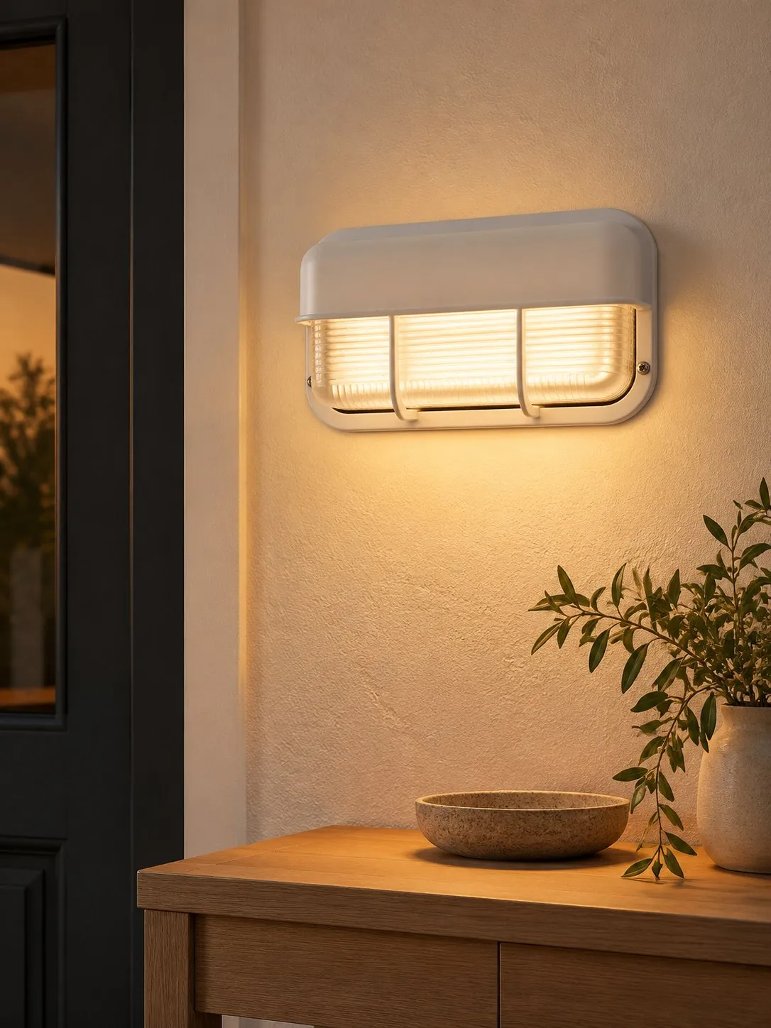 Applique marine blanche à trois vitres au-dessus d'une console en chêne, juste dans l'entrée
