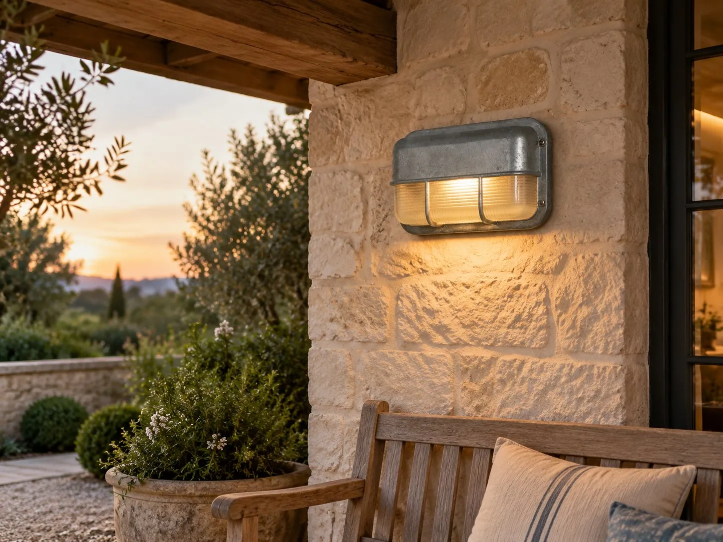 Applique marine argent à trois vitres éclairant une terrasse couverte en pierre