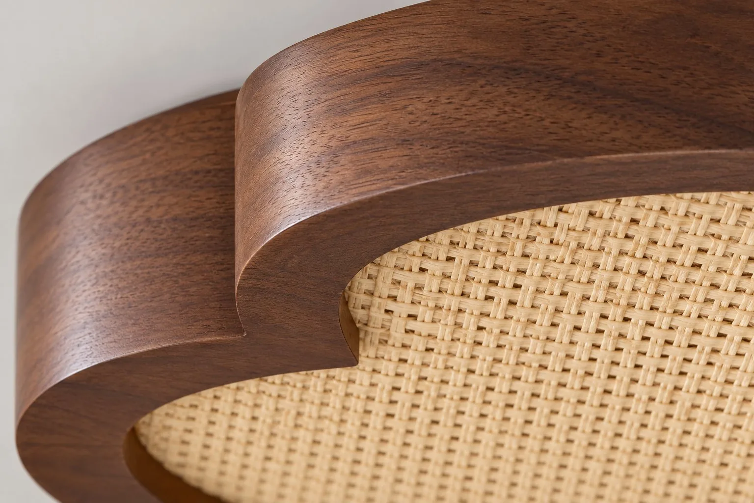Detail van de afgeronde walnootrand en het rotan