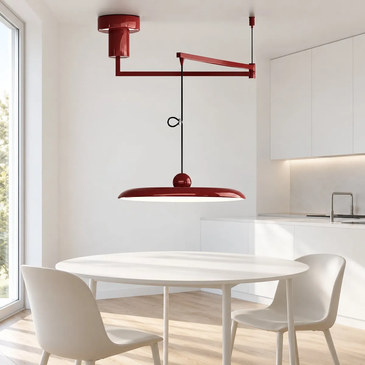 Suspension Tizio rouge dans une cuisine blanche