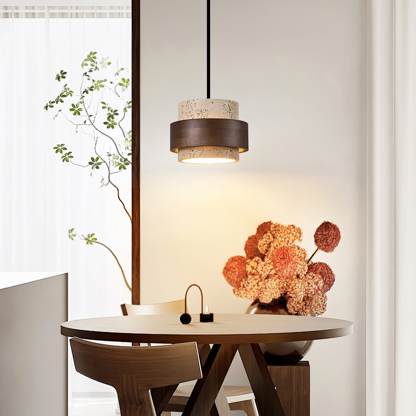 Lampada a sospensione Stonova illumina sopra un tavolo da pranzo rotondo