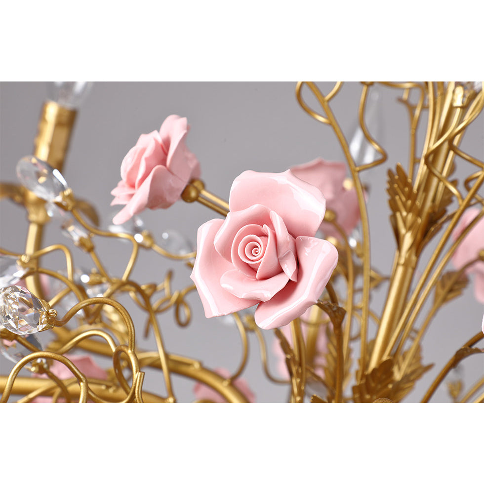 Gros plan d'une rose en céramique rose et d'un cristal sur la vigne en cuivre