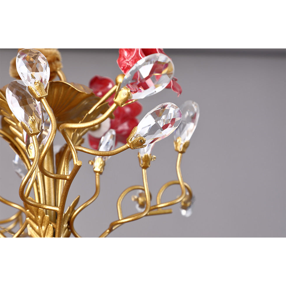 Gouttes de cristal suspendues à la vigne de cuivre