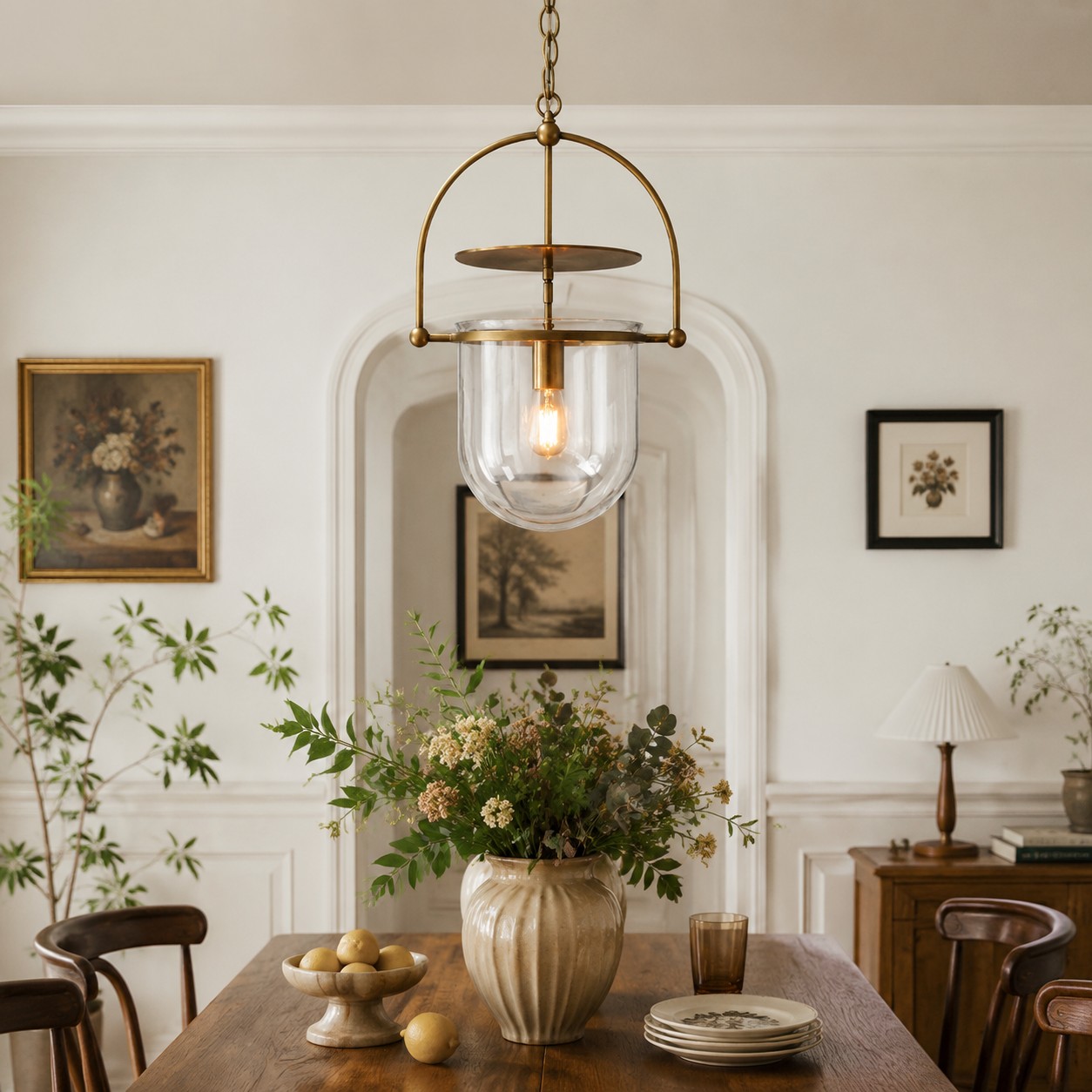 Suspension en verre transparent et laiton au-dessus d'une table à manger