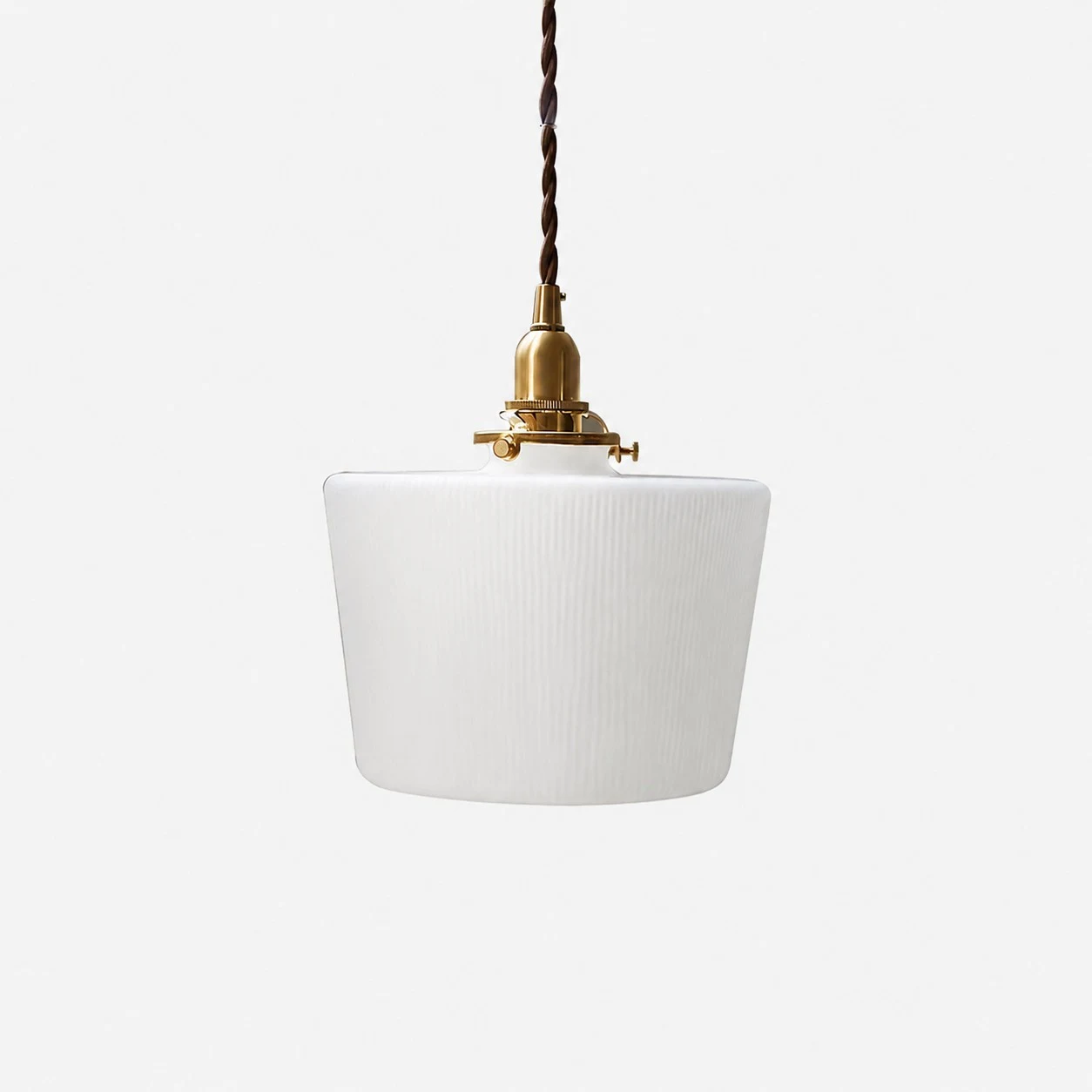 Pendentif en laiton et verre côtelé blanc