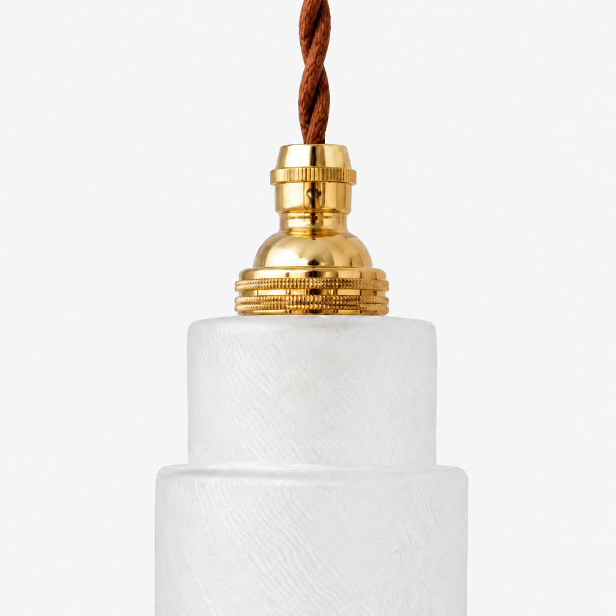 Capuchon couleur laiton et bague moletée sur le pendentif en verre dépoli