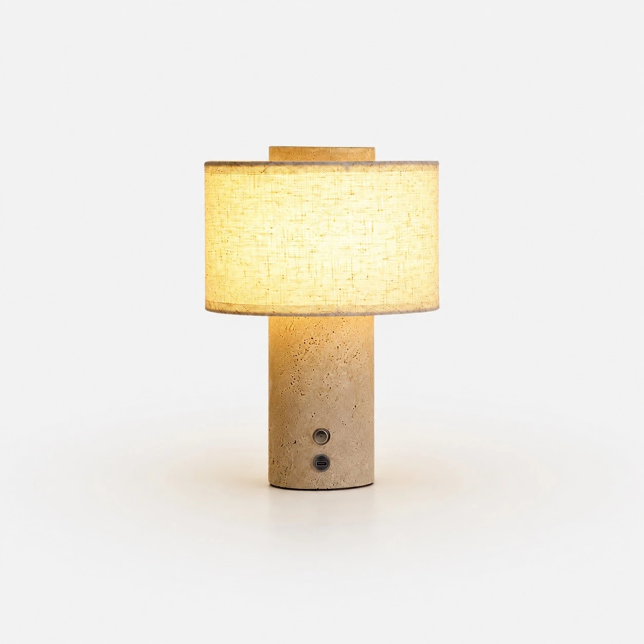 Lampe de table en travertin blanc avec abat-jour en lin, vue studio