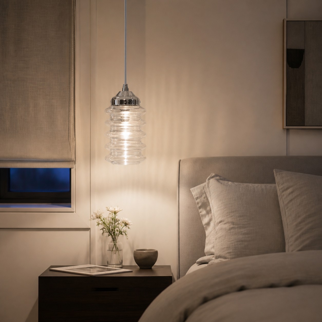 Suspension en verre côtelé transparent à côté d'un lit