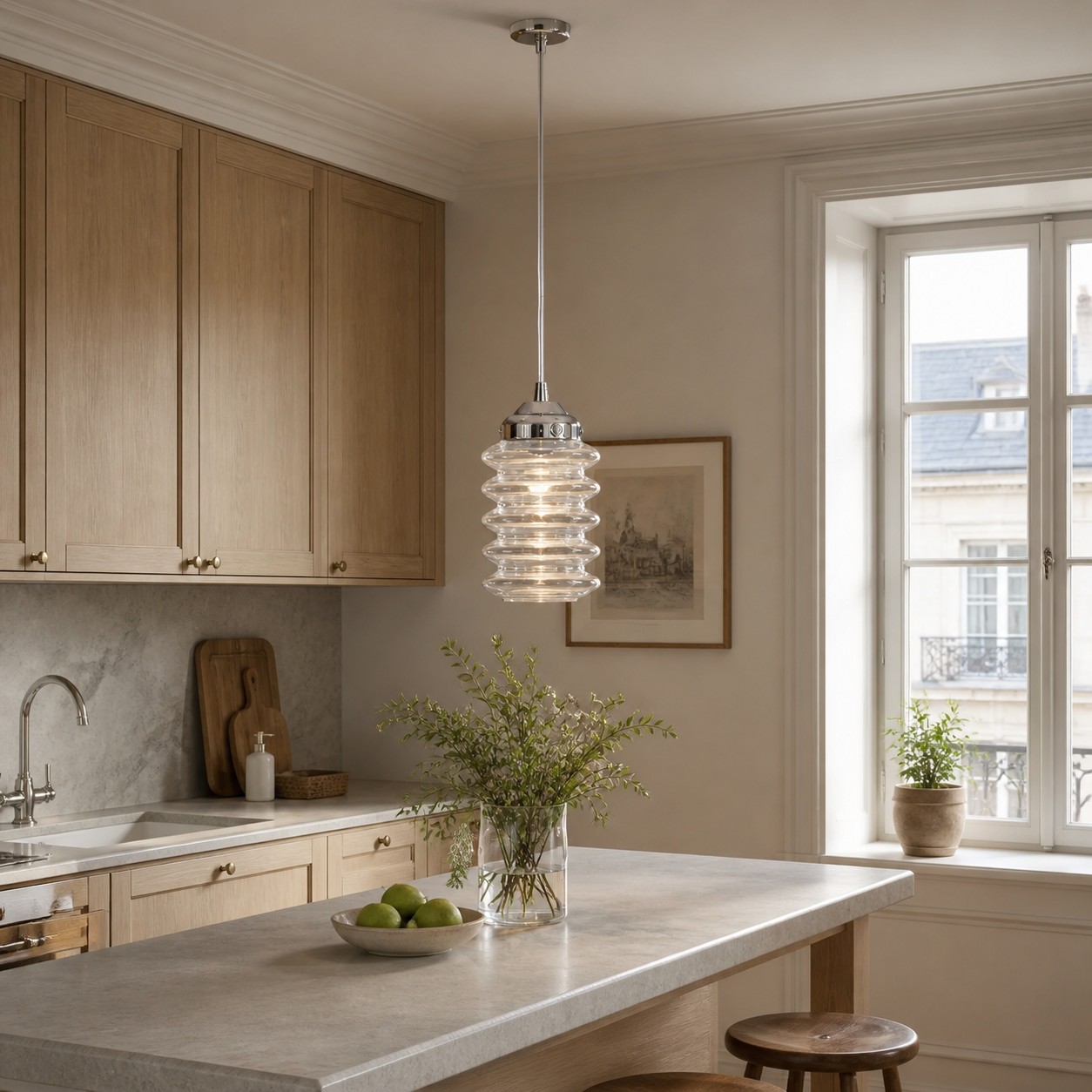 Suspension en verre côtelé transparent dans un coin de cuisine