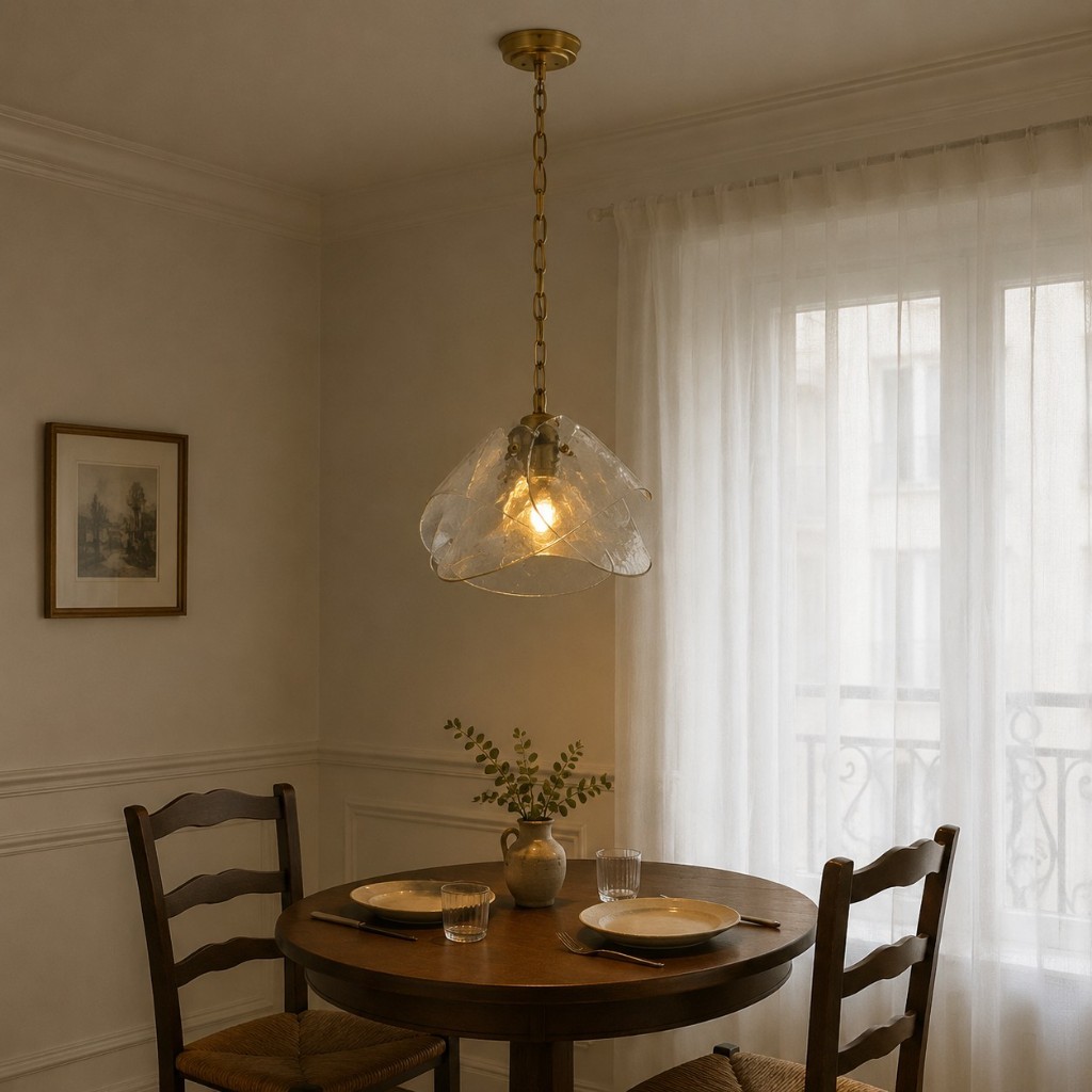 Suspension au-dessus d'un coin repas compact pour deux.