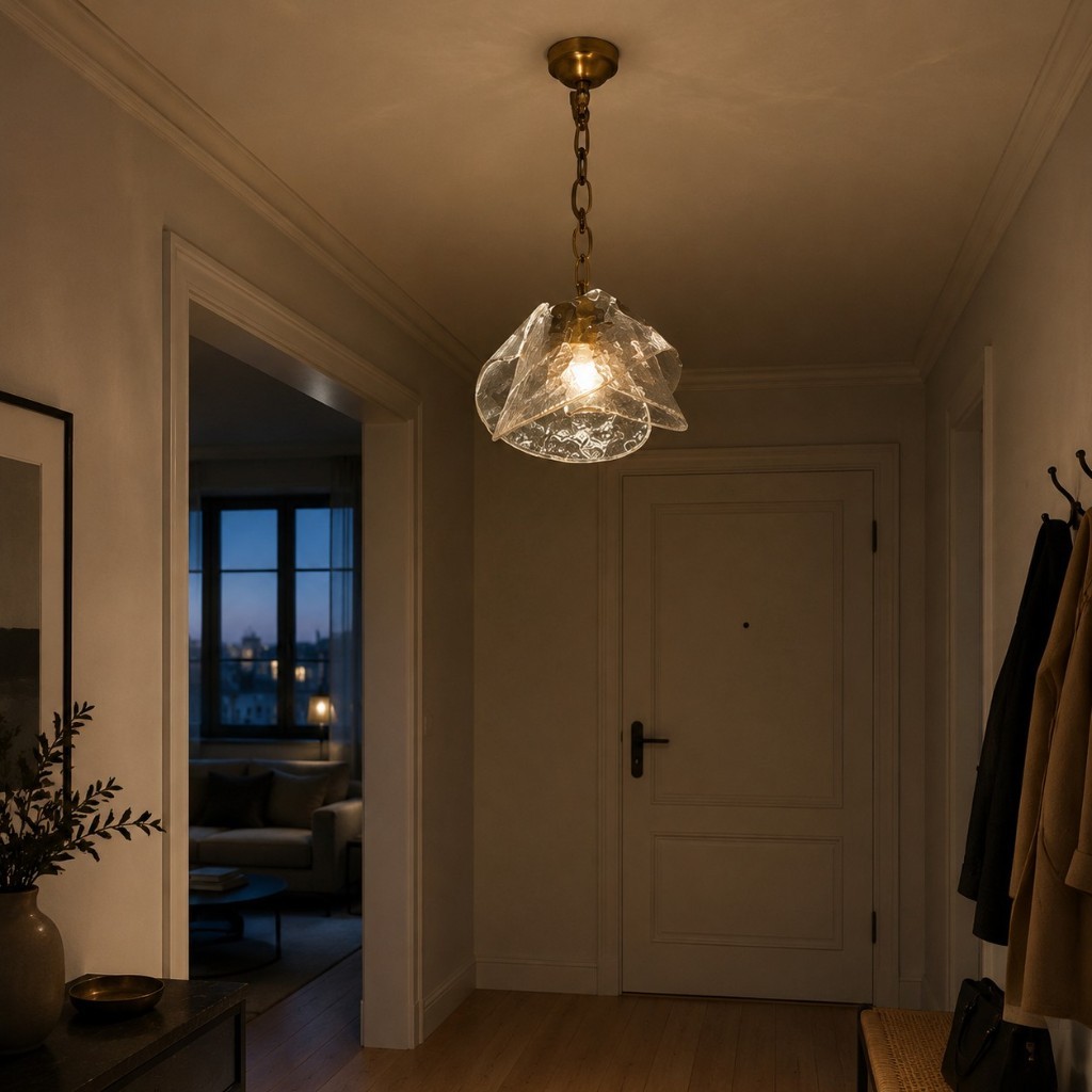 Suspension dans le hall d'entrée d'un appartement au crépuscule
