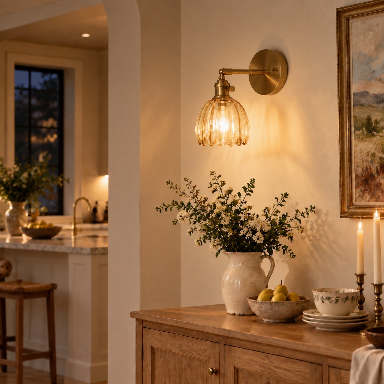 Applique murale en forme de tulipe ambrée au-dessus du même buffet de salle à manger, la nuit