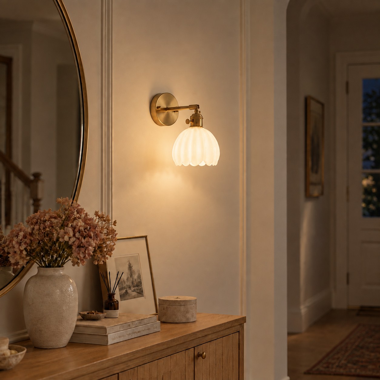 Applique murale en forme de tulipe blanche au-dessus de la même console du couloir, la nuit