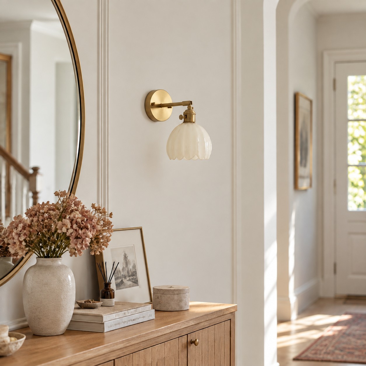 Applique murale tulipe blanche au-dessus d'une console de couloir en plein jour