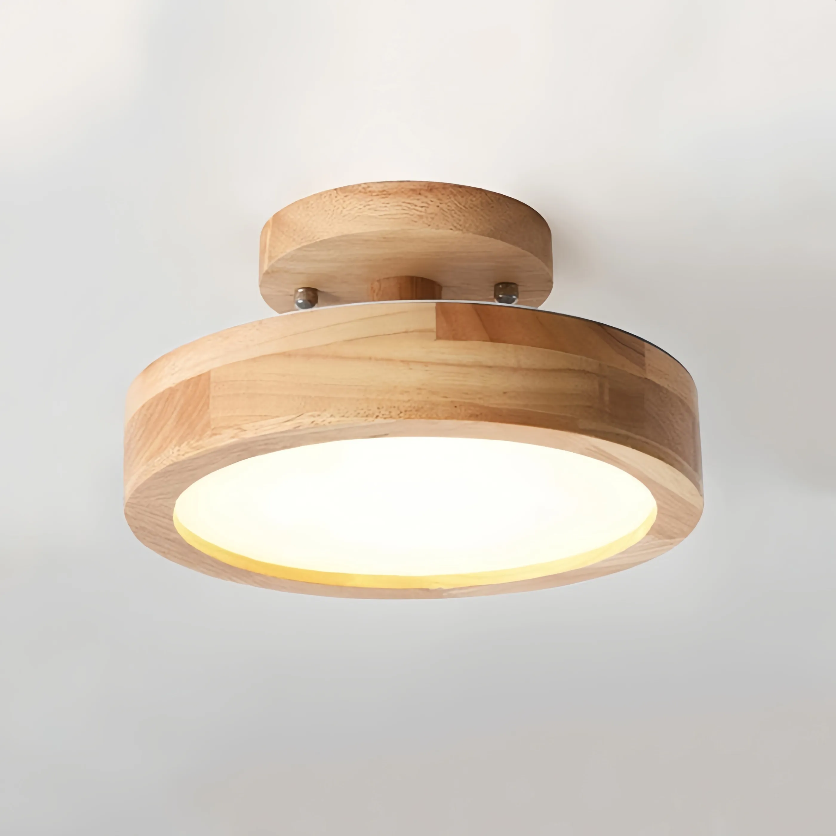 Dettaglio della lampada in legno accesa