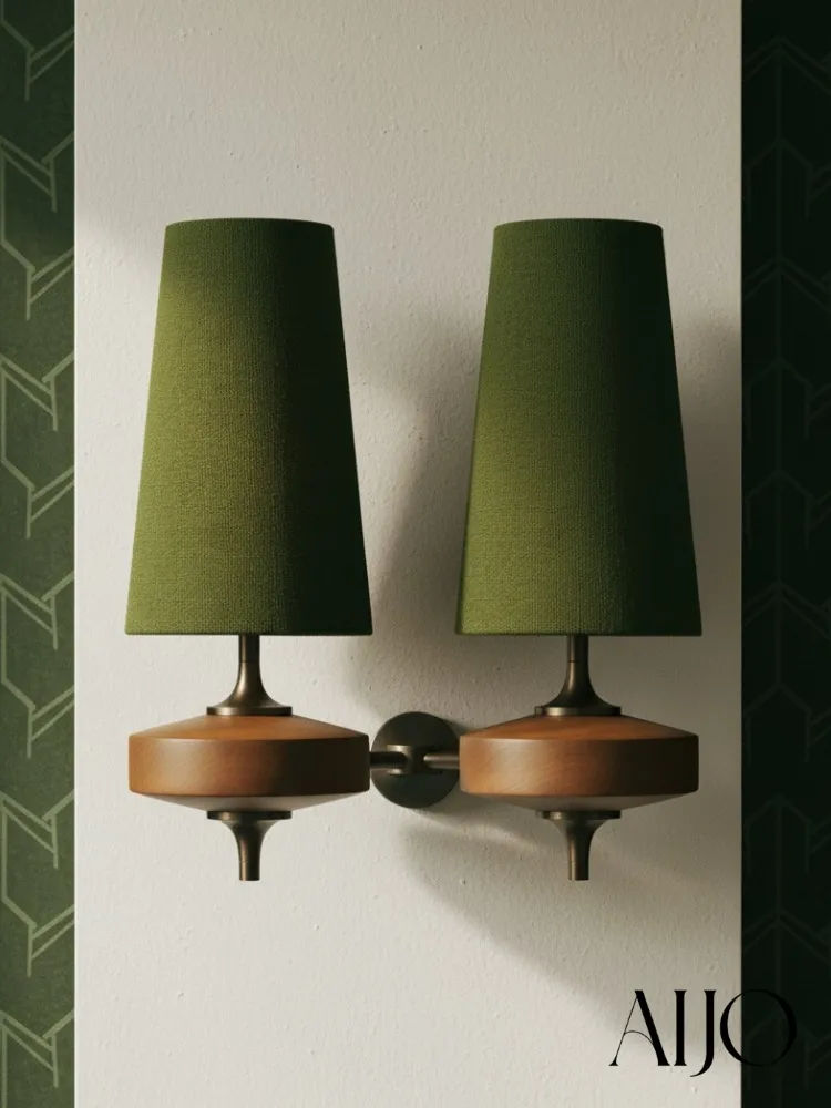 Applique Natural Wall Light verte sur un mur à motif, lampe entière visible