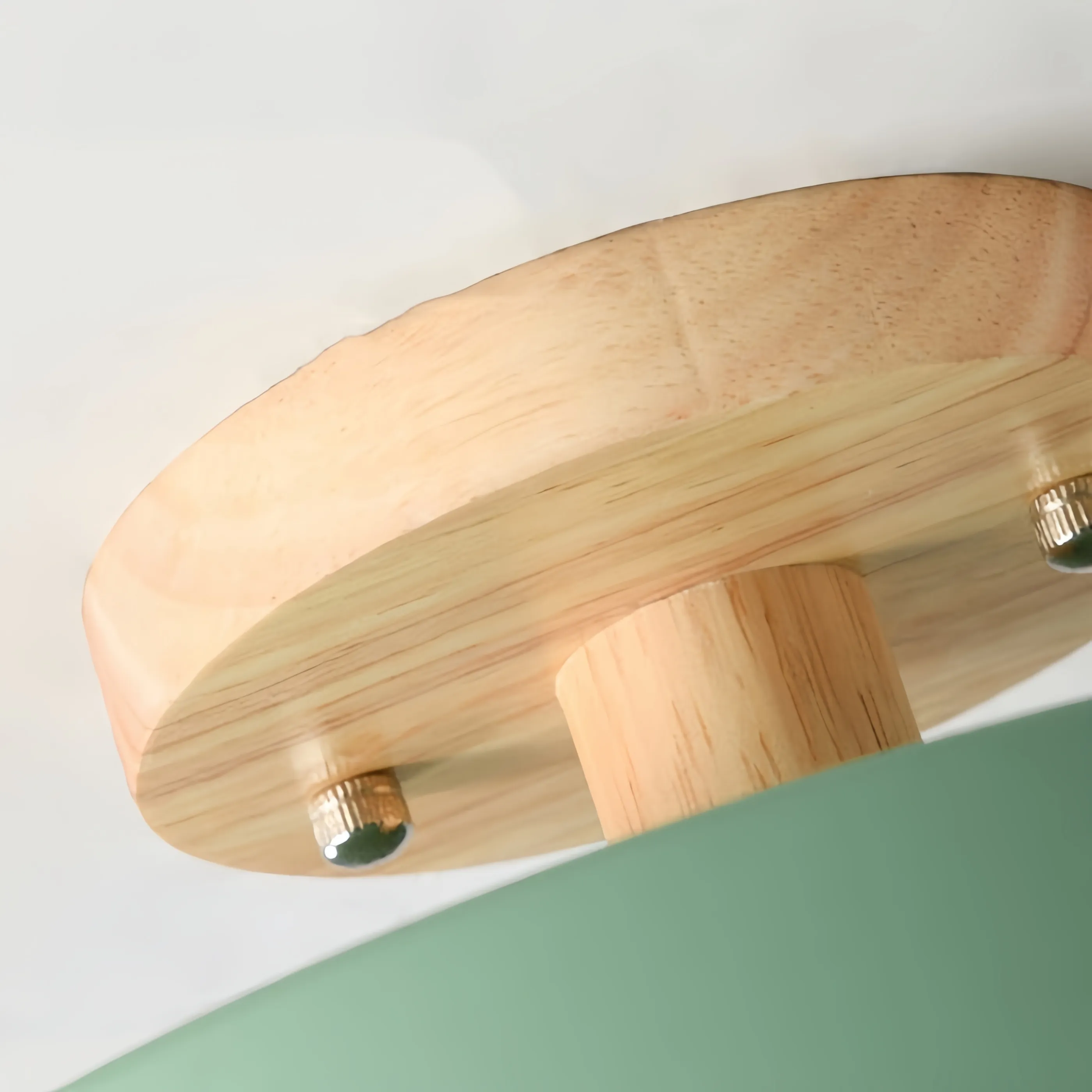 Dettaglio della base in legno, dello stelo e dei fissaggi
