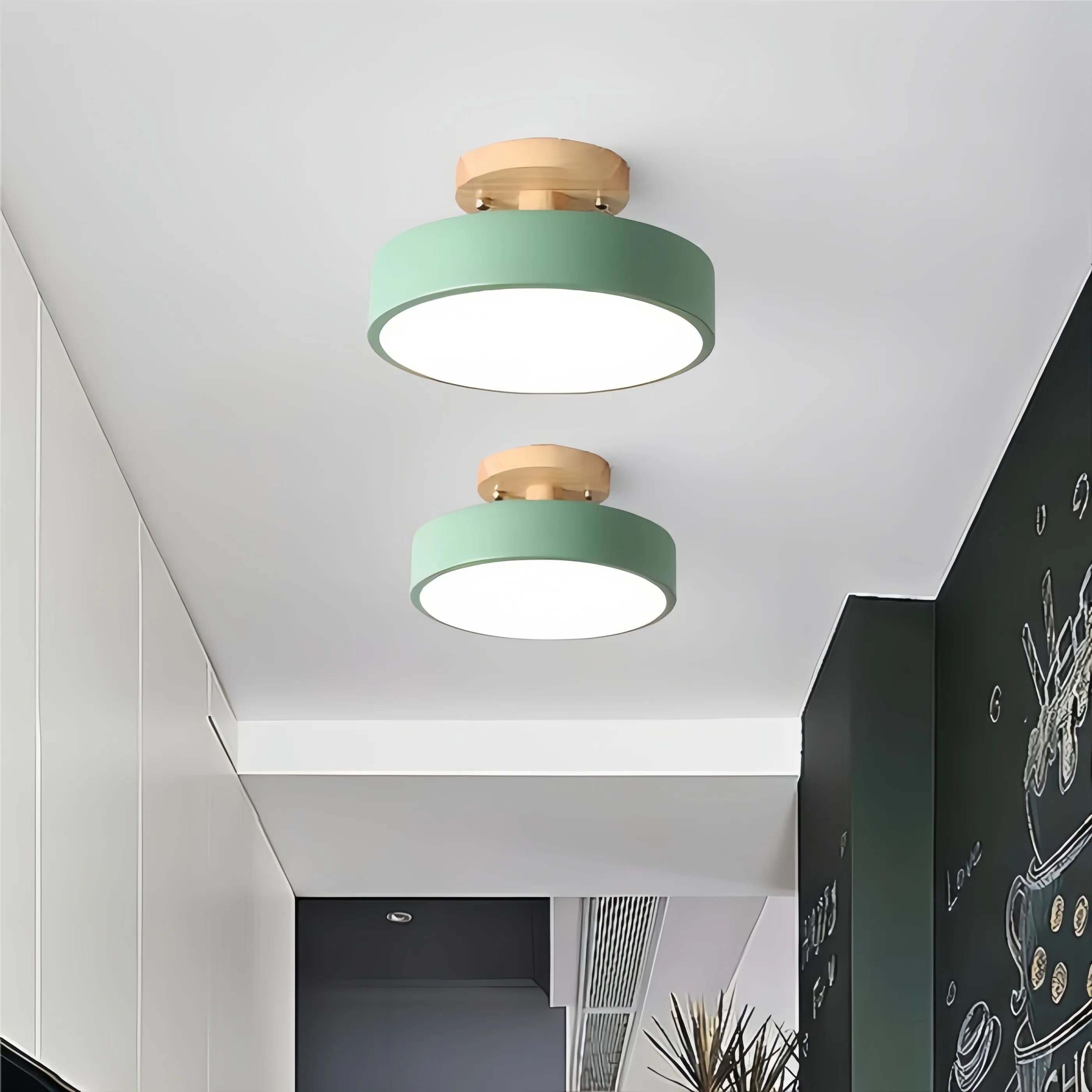 Due lampade da soffitto verdi in un corridoio