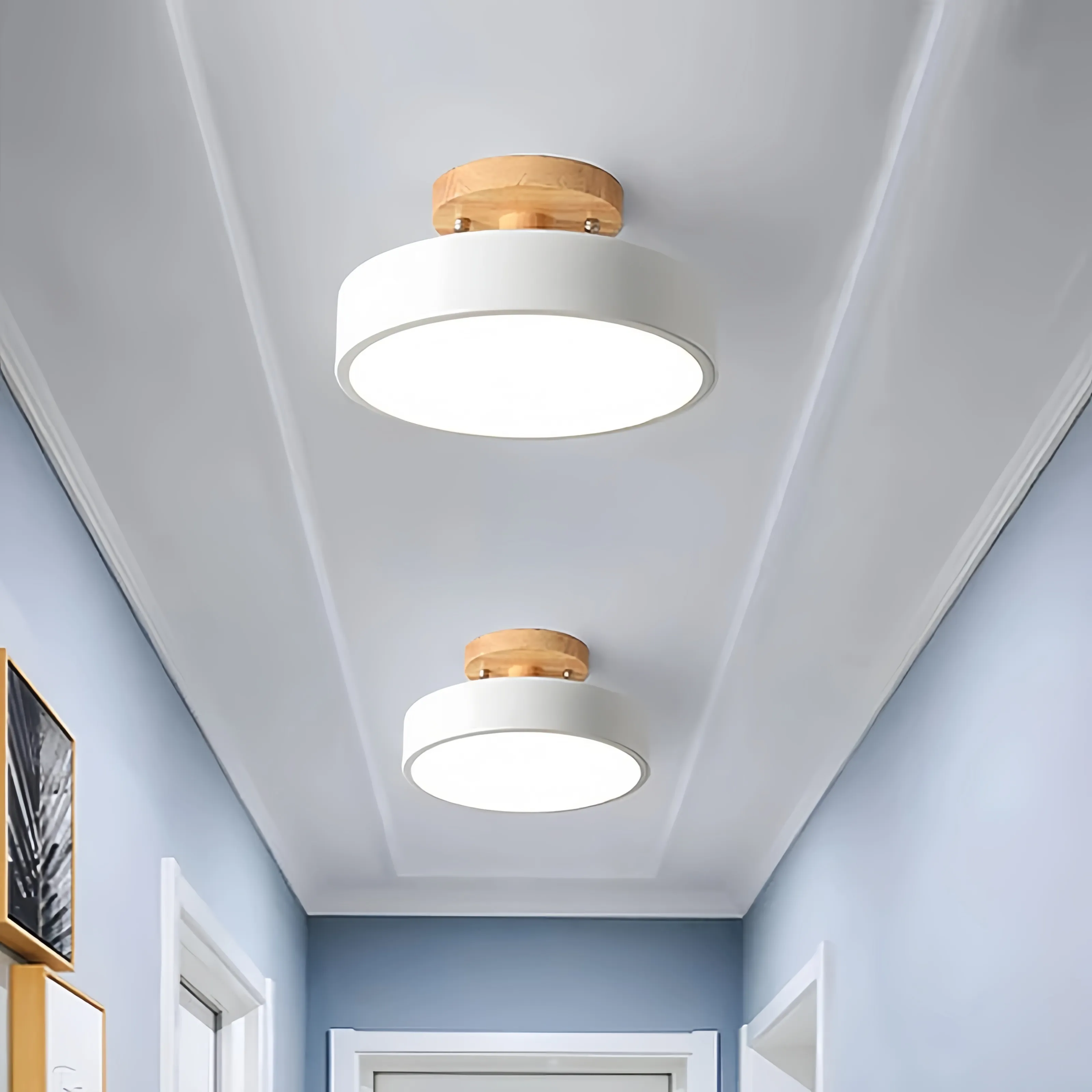 Due lampade da soffitto bianche in un corridoio blu