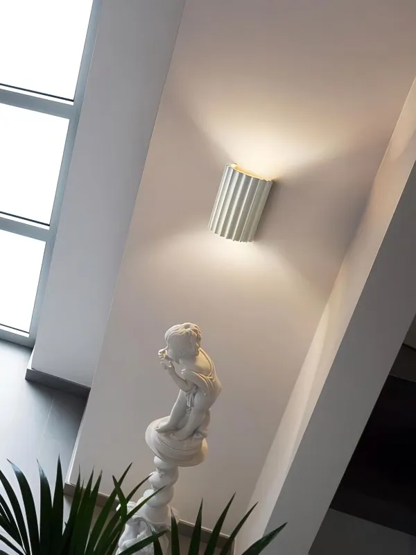 Aplique blanco completo en un hueco de escalera claro