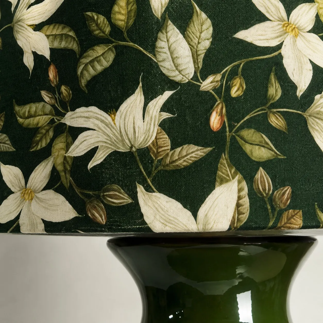 Detailweergave van vintage groene tafellamp met bloemenmotief