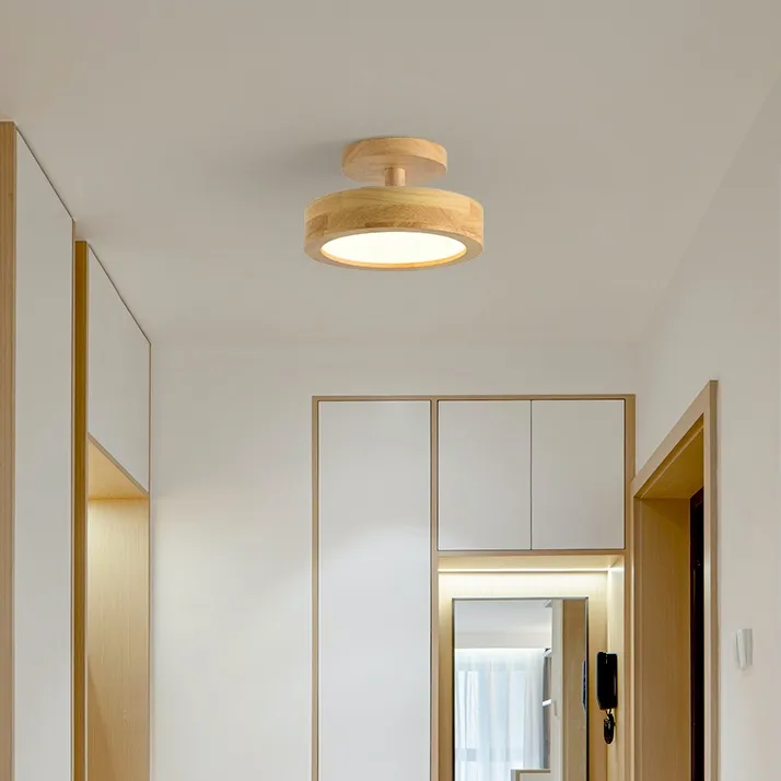 Lampada da soffitto in legno in un ingresso chiaro