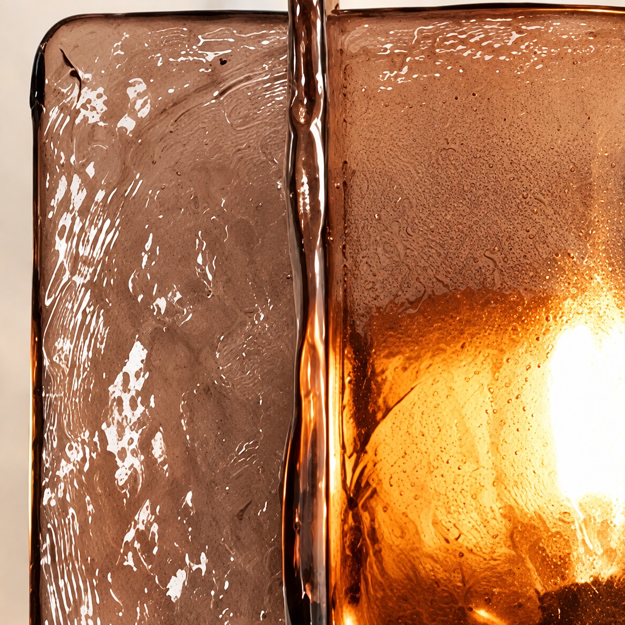 Blason Plug-in Wall Light – detail glass