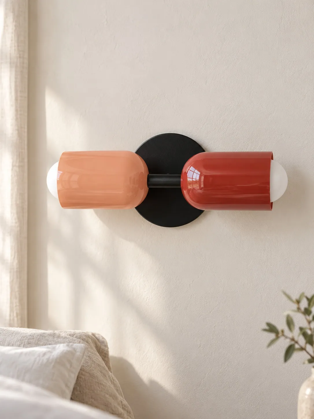 Lampada di lato, rosa a sinistra e rosso a destra
