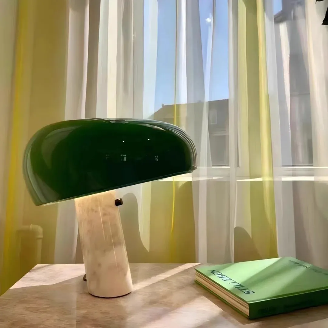 Candeeiro verde à luz do dia ao lado de um livro