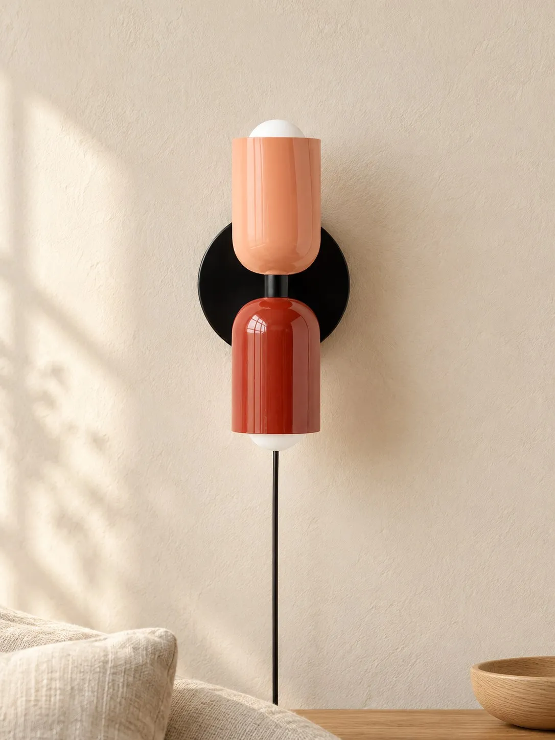 Applique rosa su rosso su una parete intonacata