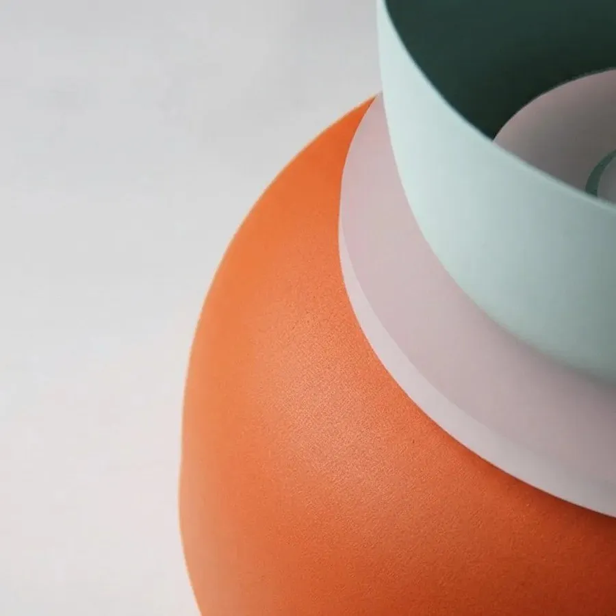 Close-up van de oranje onderste schaal, de lichte schijf en het bovenste acryl