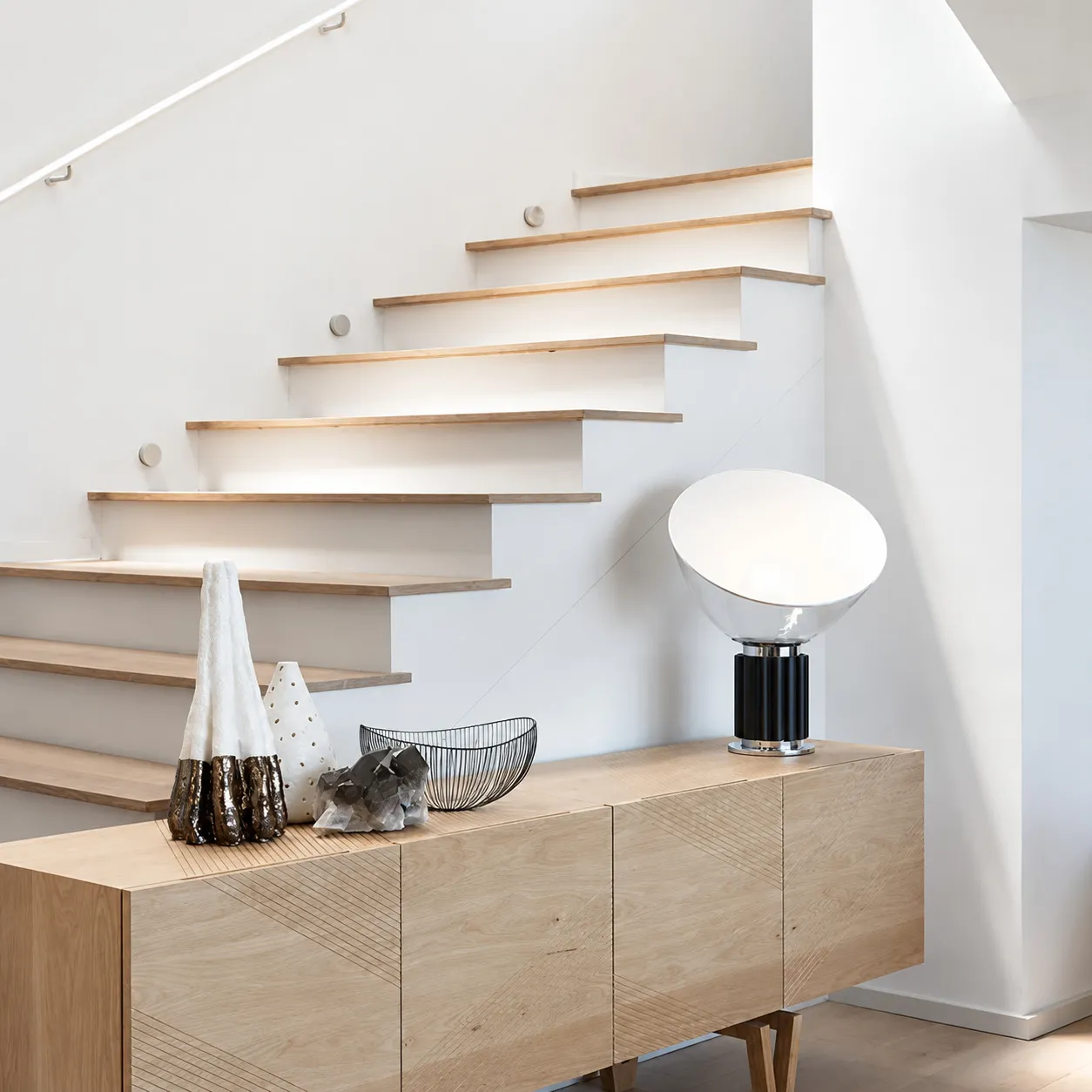 Lampe en bol noir éteinte sur une console de couloir