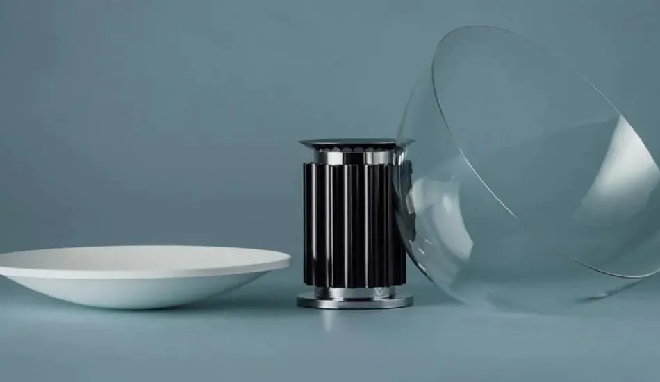 La lampe démontée : bol de verre clair, réflecteur blanc et colonne cannelée