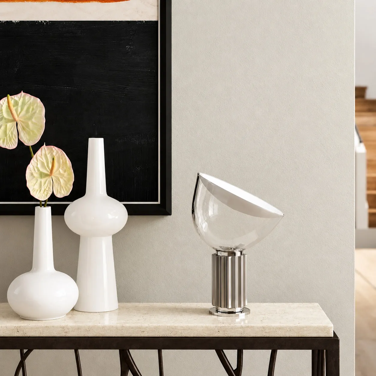 Lampe en bol argenté éteinte sur une console, près de vases blancs