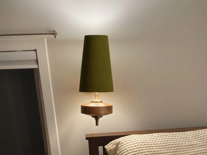 Photo client d’une applique verte près d’un lit
